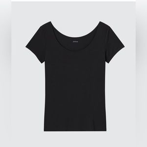 ✨NWOT✨UNIQLO AIRism Scoop Neck T-Shirt